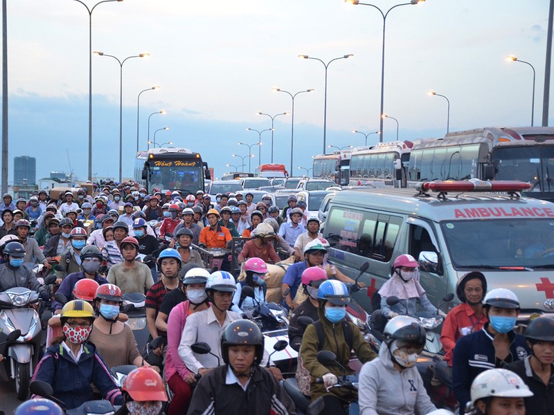 Ngã trên cầu, người đàn ông bị xe khách cán tử vong - ảnh 2